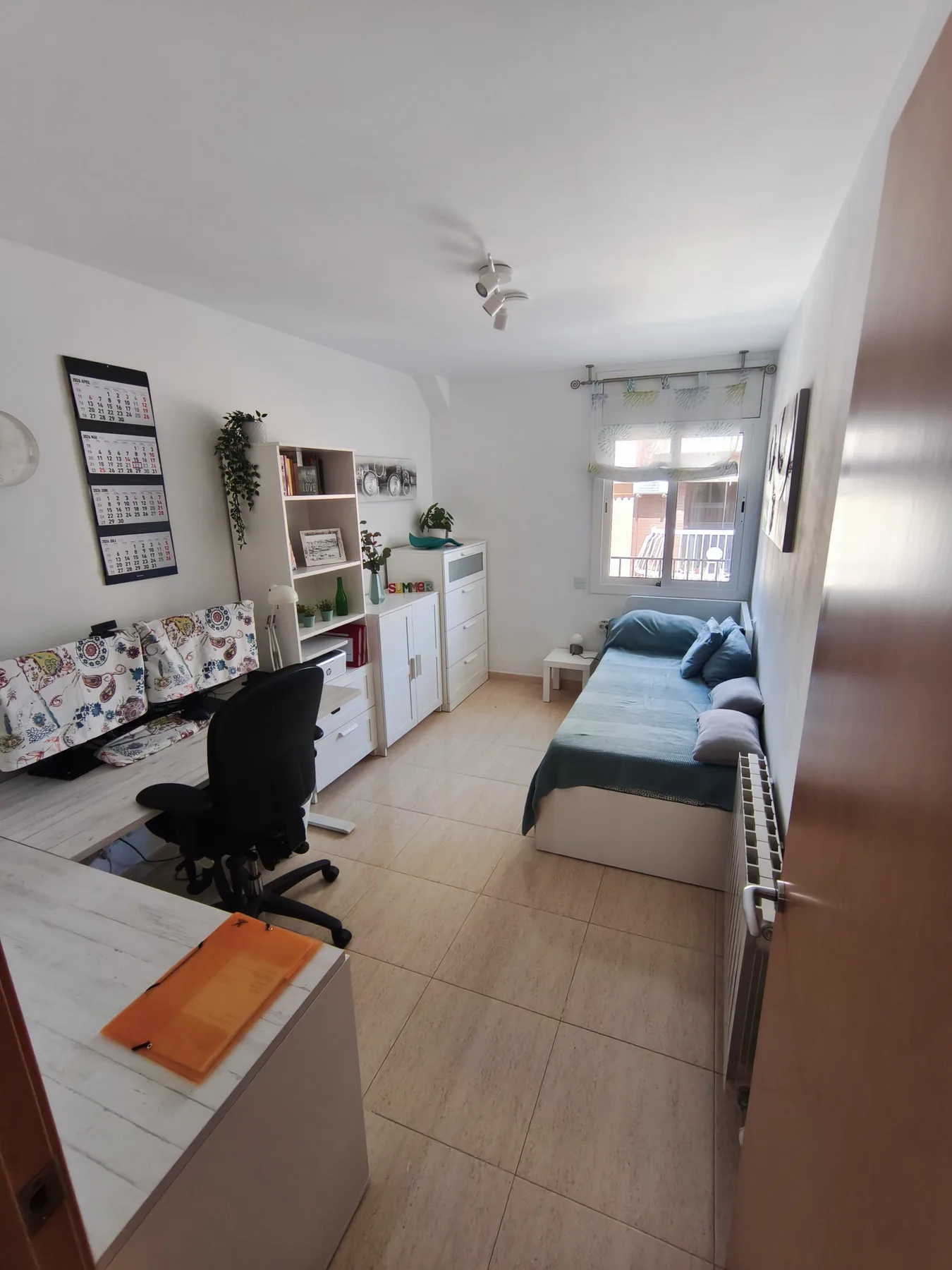 Arbeitsplatz mit Monitoren