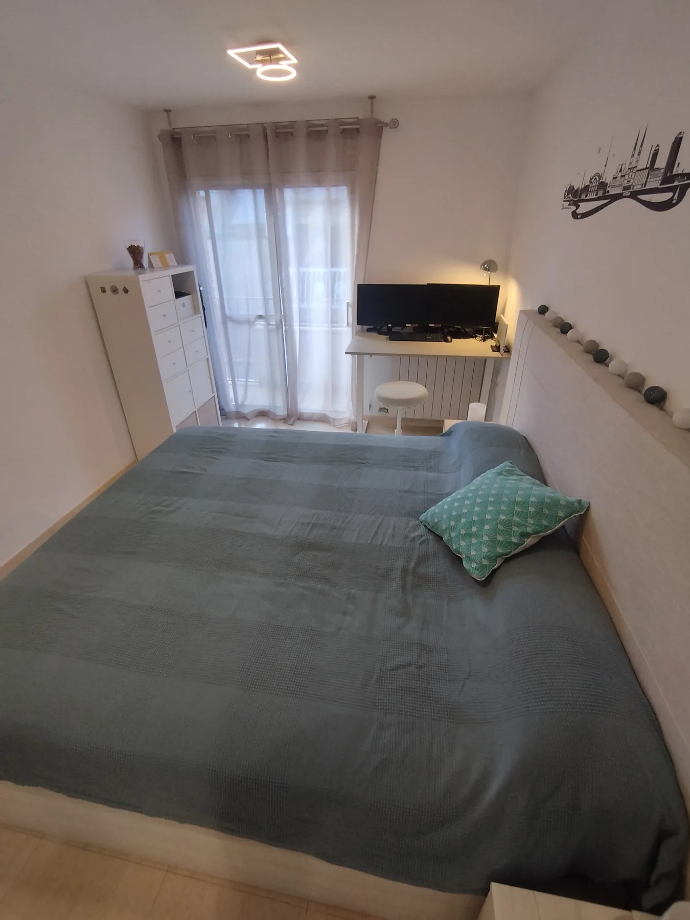 Schlafzimmer mit Kingsize-Bett